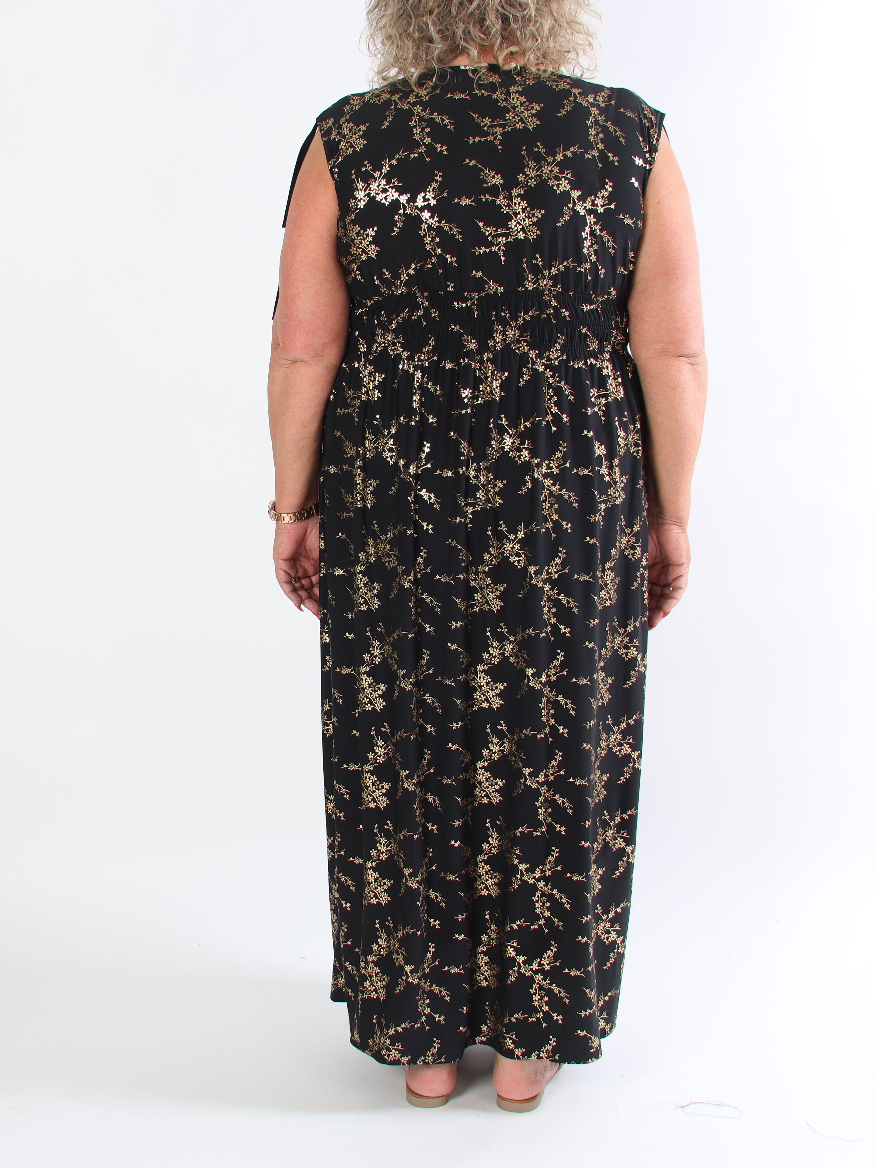 Pams Gold Sleeveless - Lång stretchig plus size-klänning med guldtryck